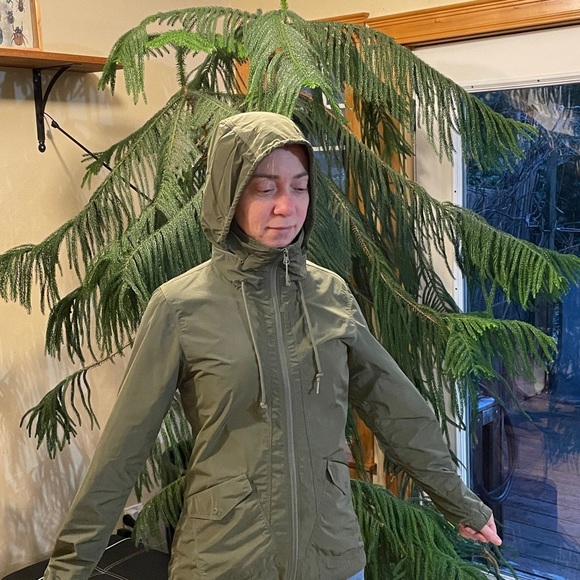 Mountain Hardware Army Green Light Travel Jacket Hideaway Hoodie Windbeaker S - Picture 4 of 13